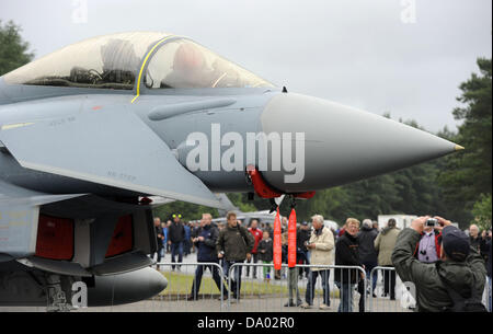 Primi visitatori guardare il successore del fantoccio, Eurofighter sul campo d'aviazione del Fighter Wing 71 'Richthofen' a Wittmund, Germania, 29 giugno 2013. Dopo 40 anni di servizio in German Airforce, ultimi Phantoms sarà messo fuori servizio il 29 giugno 2013. Oltre centomila persone sono attese per il "open house' giorno. Foto: INGO WAGNER Foto Stock