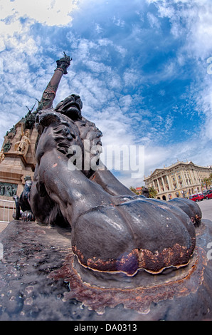 Barcellona - 8 maggio: il Monumento di Colombo, un monolite eretto in riconoscimento di Cristoforo Colombo e leoni di bronzo. Foto Stock