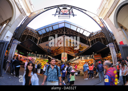 Il Mercat de Sant Josep de la Boqueria, un grande mercato pubblico nella Ciutat Vella district il 13 maggio 2013 a Barcellona, Spagna Foto Stock