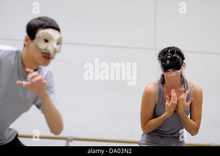 Barcellona - MAR 3: Un attore e un attrice con gioco le maschere della Commedia dell'arte il 3 marzo 2011 a Barcellona, Spagna. Foto Stock