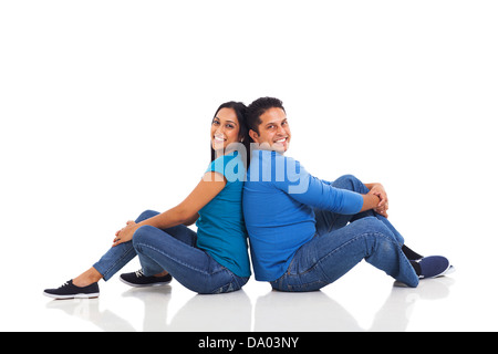 Allegro giovani indiani giovane seduto di schiena sul pavimento Foto Stock