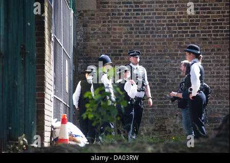 London, Regno Unito - 29 Giugno 2013: gli ufficiali di polizia di stand di fronte alla caserma a Woolwich sulle forze armate giorno Credito: Piero Cruciatti/Alamy Live News Foto Stock