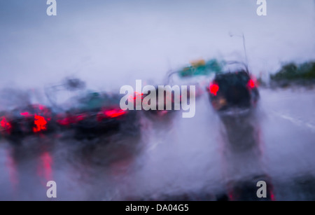 La pioggia sul parabrezza auto guida su autostrada in tempesta di pioggia Foto Stock