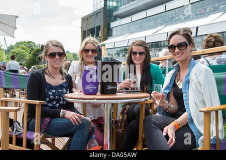 Il torneo di Wimbledon, Londra, Regno Unito. Il 29 giugno 2013. Il torneo di Wimbledon Tennis Championships 2013 tenutosi presso il All England Lawn Tennis e Croquet Club di Londra, Inghilterra, Regno Unito. Vista generale (GV). I fan di Wimbledon per celebrare la loro messa in coda ha portato nel loro centro di fissaggio corte biglietti. Credito: Duncan Grove/Alamy Live News Foto Stock