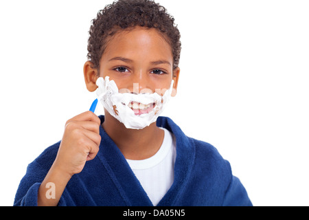 Giocoso poco african giovane ragazzo faccia di rasatura su sfondo bianco Foto Stock