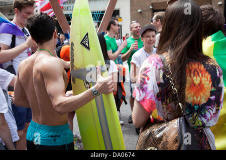 Londra, Regno Unito. Il 29 giugno 2013. Londra Gay Pride - i partecipanti su marzo vestito in marcia Surf Credito: Miguel Sobreira/Alamy Live News Foto Stock