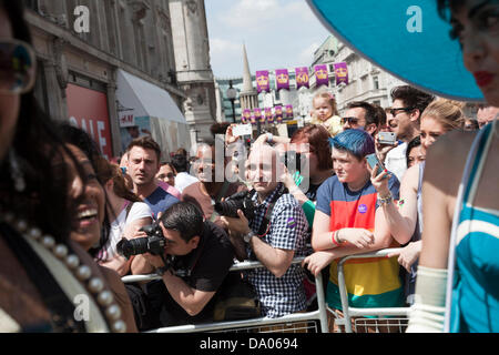 La Folla di immagini a scatto dei partecipanti a Londra Gay Pride Parade - London REGNO UNITO Foto Stock