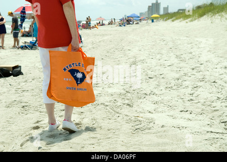 La donna caucasica camminando lungo Myrtle Beach South Carolina USA Foto Stock