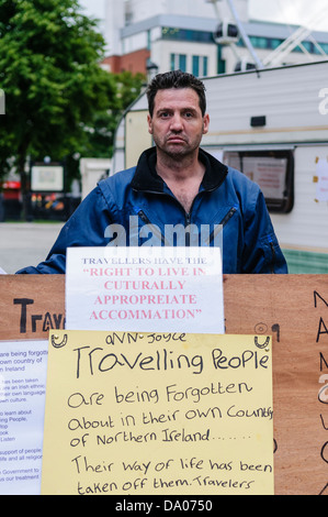 Belfast, Irlanda del Nord, 19 giugno 2009. Viaggiatore irlandese Patrick Joyce proteste contro la discriminazione al di fuori la sua roulotte Foto Stock