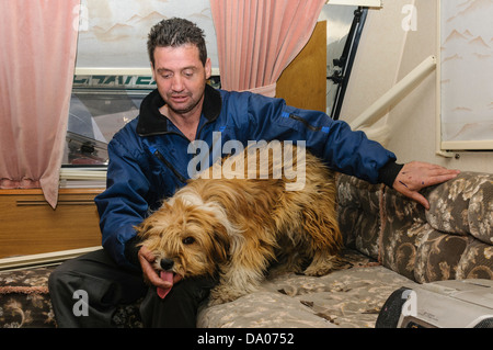 Belfast, Irlanda del Nord, 19 giugno 2009. Viaggiatore irlandese Patrick Joyce con il suo cane dentro la sua roulotte Foto Stock