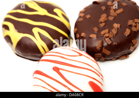 Le ciambelle con sapori diversi su sfondo bianco Foto Stock