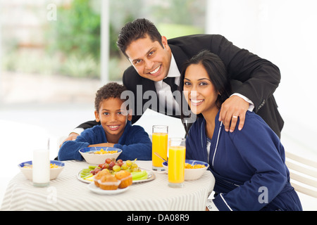 Ritratto di felice uomo indiano e la famiglia prima di partire per il lavoro Foto Stock