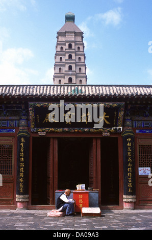 Ingresso Hai Bao o Haibao ta, noto anche come il Nord Pagoda Bei ta prima costruita nel V secolo venne ricostruito nel XVIII secolo in stile originale si trova nella città di Yinchuan capitale del Ningxia Hui Regione autonoma, Cina Foto Stock