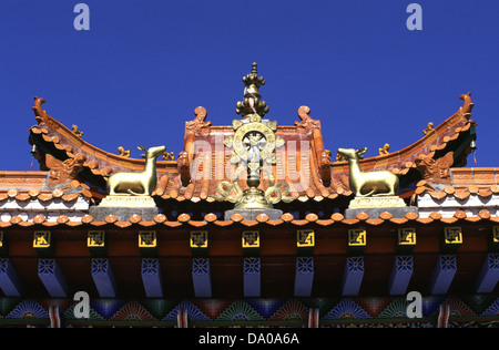 Ruota di Dharma e cervi scultura sulla sommità di Yan fu Si o Yanfu si mongolo tempio Buddista vicino a caldo del Bayan in una piccola città mongola appena a nord-ovest della montagna Helan in Ningxia Cina Foto Stock