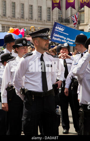 Londra, Regno Unito. Il 29 giugno, 2013. Gli ufficiali di polizia che partecipano al Gay Pride Parade in centro a Londra il 29 giugno 2013 Credit: Bruce Martin/Alamy Live News Foto Stock