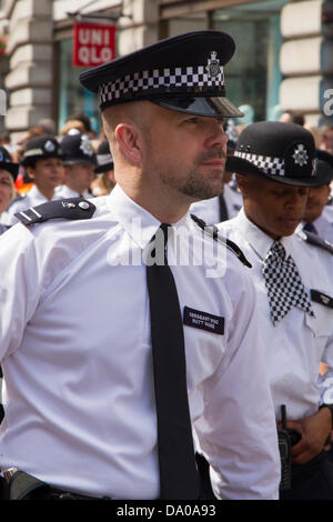 Londra, Regno Unito. Il 29 giugno, 2013. Gli ufficiali di polizia che partecipano al Gay Pride Parade in centro a Londra il 29 giugno 2013 Credit: Bruce Martin/Alamy Live News Foto Stock