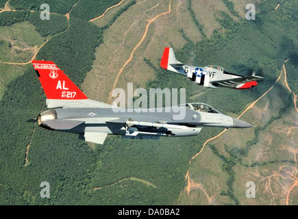 100Th Fighter Squadron F-16C BLOCCO 30 Fighting Falcon 87-0217 e P Mustang Foto Stock