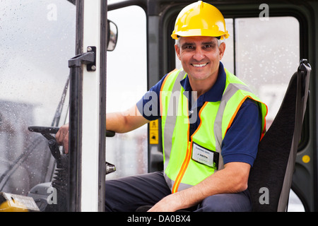 Allegro di mezza età operatore carrello elevatore a forche Foto Stock