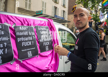 Parigi, Francia, Gruppo LGBT, Act Up Parigi, uomo che ha registrato poster di protesta francese a Side of Car nella Parade annuale Gay Pride, (Aurelien) attivista Aids, ong volontaria Foto Stock