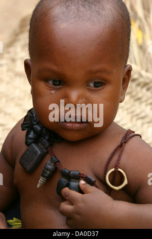 Ragazzo africano che indossa un gri-gri, voodoo amulet originario credeva di proteggere l'indossatore dal male o di portare fortuna, Foto Stock