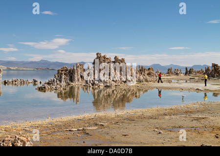 I turisti che visitano le torri di tufo a lago Mono in Eastern Sierra Nevada Montagne California Foto Stock