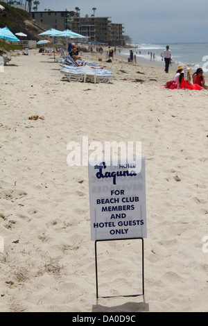 Un segno sulla spiaggia presso l'Hotel Laguna solo per gli ospiti e beach club Area riservata ai membri. Laguna Beach California Foto Stock