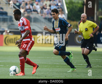 Chester, Pennsylvania, USA il 29 giugno, 2013. Unione di Philadelphia player, MICHAEL FARFAN (21) in azione contro FC Dallas player, FABIAN CASTILLIO (11) in PPL Park di Chester PA. L'Unione e F C Dallas ha giocato per un 2-2 disegnare nella parte anteriore di un sold out PPL Park Stadium di Chester Pa Credito: Ricky Fitchett/ZUMAPRESS.com/Alamy Live News Foto Stock