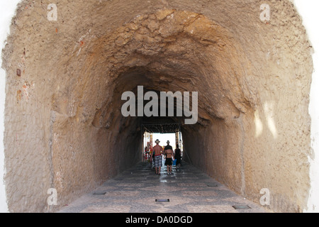 Il tunnel per la spiaggia di Albufeira, Portogallo Foto Stock