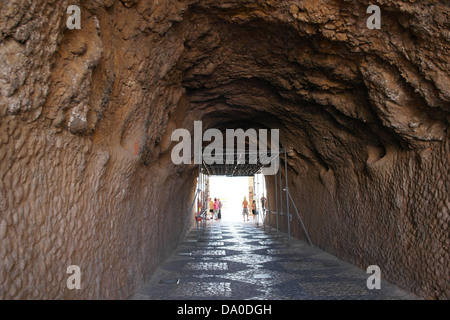 Il tunnel per la spiaggia di Albufeira, Portogallo Foto Stock