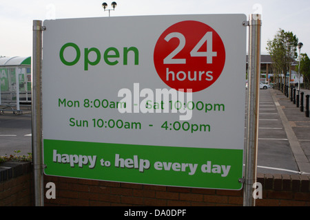 Segno indicante gli orari di apertura e gli orari per la Asda super store in grangetown sunderland. Segno annuncia 24 ore di apertura Foto Stock