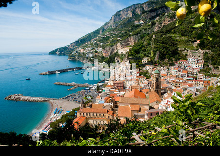 Vista sul villaggio sul mare di Amalfi, sul patrimonio mondiale dell'Unesco Costiera Amalfitana, Italia Foto Stock