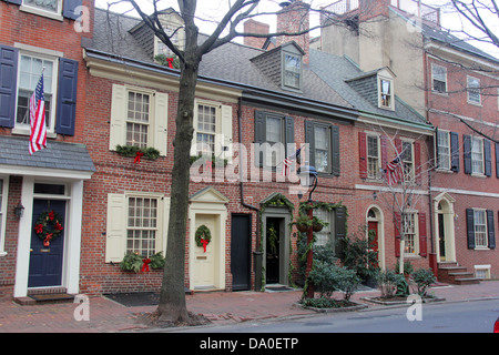 Case coloniali in Philadelphia, Pennsylvania con decorazioni di Natale. Foto Stock