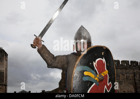 Lancaster, Regno Unito 29 Giugno, 2013. Dave Noblett presso lo storico accampamento di La Croix du Nord, il Lancashire gruppo all'interno di Regia Anglorum un locale storia viva la società e la rievocazione gruppo. Gli eventi si basa sull'anno 1098, che è quando Roger de Poitou (Roger il Poitevin) nato in Normandia nel mid-1060s costruita una fortezza sul sito del castello di Lancaster. Credito: Conrad Elias/Alamy Live News Foto Stock