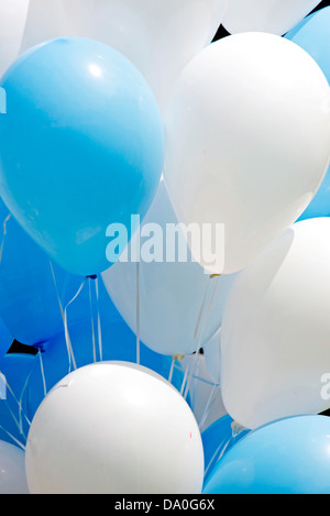 Gruppo di Ballons bianco e blu Foto Stock