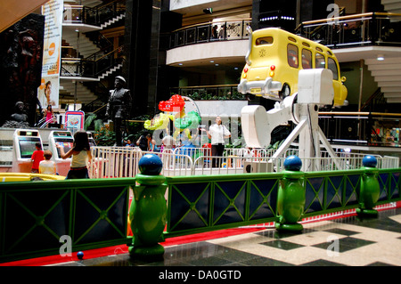 Bambini i giochi per computer e altri giocattoli per bambini in una casa di gioco all'interno di un centro commerciale per lo shopping Foto Stock