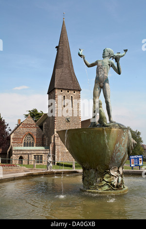 Gran Bretagna Inghilterra Essex Braintree St Michaels Chiesa con la statua in bronzo del giovane ragazzo tenendo i delfini i leoni di mare intorno alla base Foto Stock