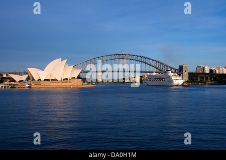 Sydney Harbour Bridge Opera House e P&O nave da crociera in early morning light NSW Australia Foto Stock