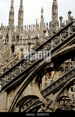 Guglie e statue e una miriade di forme e sculture sul tetto del Duomo di Milano Italia Foto Stock