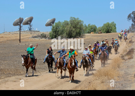 US Navy marinai seguire il sentiero leader Mike Williams con sella Norcois mal di piloti club equestre durante una passeggiata a cavallo del Naval Weapons Station Seal Beach Giugno 22, 2013 in Norco, California. Foto Stock