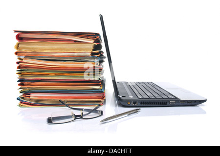 Pila di nero le cartelle di Office e portatile su sfondo bianco Foto Stock