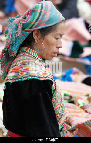 Ritratto di fiore donna Hmong al mercato di Bac Ha, Vietnam, sud-est asiatico Foto Stock