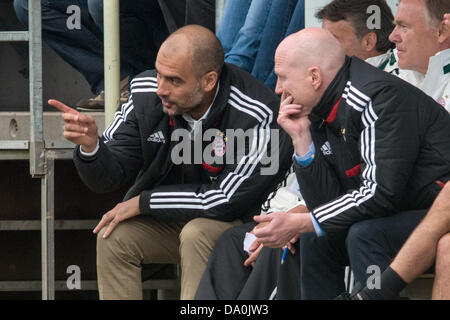 Weiden In Der Oberpfalz, Germania. Il 29 giugno, 2013. Il Bayern Monaco di Baviera head coach Pep Guardiola (L) parla di direttore sportivo Matthias Sammer durante il cordiale partita di calcio tra Fanclub Wildenau e Bayern Monaco di Baviera a Sparda-Bank-Stadium di Weiden In Der Oberpfalz, Germania, 29 giugno 2013. Foto: Armin Weigel Foto Stock