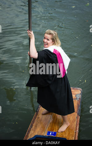 Cambridge, Regno Unito. Il 30 giugno, 2013. I laureati e i turisti punt lungo il fiume Cam nella soleggiata clima estivo. Foto Stock