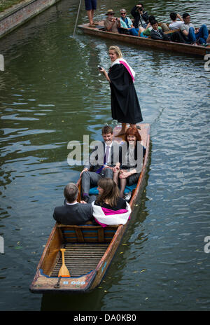 Cambridge, Regno Unito. Il 30 giugno, 2013. I laureati e i turisti punt lungo il fiume Cam nella soleggiata clima estivo. Credito: JAMES LINSELL-CLARK/Alamy Live News Foto Stock