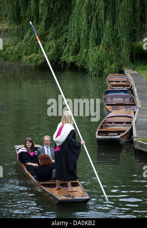 Cambridge, Regno Unito. Il 30 giugno, 2013. I laureati e i turisti punt lungo il fiume Cam nella soleggiata clima estivo. Credito: JAMES LINSELL-CLARK/Alamy Live News Foto Stock