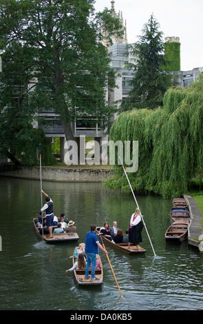 Cambridge, Regno Unito. Il 30 giugno, 2013. I laureati e i turisti punt lungo il fiume Cam nella soleggiata clima estivo. Credito: JAMES LINSELL-CLARK/Alamy Live News Foto Stock