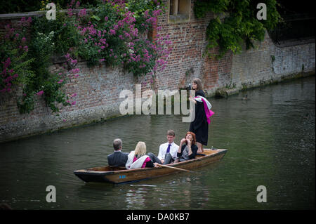 Cambridge, Regno Unito. Il 30 giugno, 2013. I laureati e i turisti punt lungo il fiume Cam nella soleggiata clima estivo. Credito: JAMES LINSELL-CLARK/Alamy Live News Foto Stock