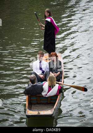 Cambridge, Regno Unito. Il 30 giugno, 2013. I laureati e i turisti punt lungo il fiume Cam nella soleggiata clima estivo. Foto Stock