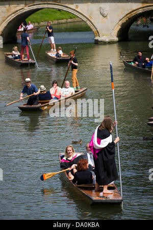 Cambridge, Regno Unito. Il 30 giugno, 2013. I laureati e i turisti punt lungo il fiume Cam nella soleggiata clima estivo. Foto Stock