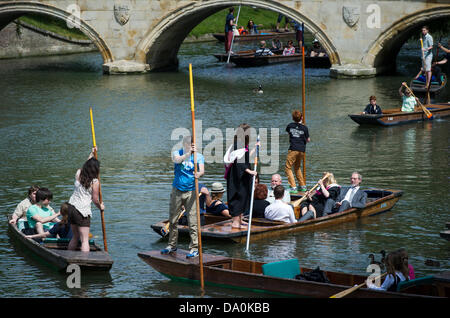 Cambridge, Regno Unito. Il 30 giugno, 2013. I laureati e i turisti punt lungo il fiume Cam nella soleggiata clima estivo. Foto Stock